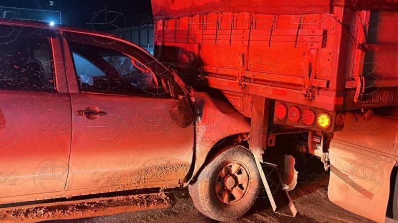Motorista abandona veículo após colisão com carreta na BR-364 Motorista abandona veículo após colisão com carreta na BR-364