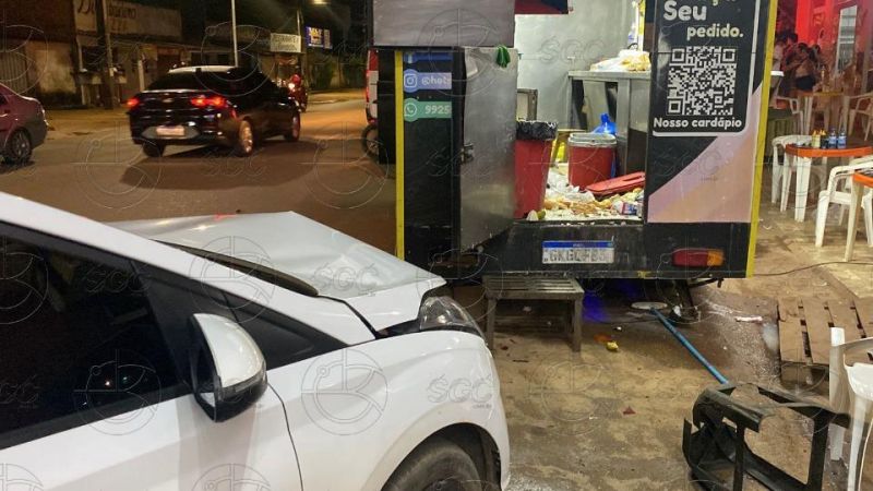 PORTO VELHO: Motorista bate em trailer de lanchonete, abandona o carro e foge PORTO VELHO: Motorista bate em trailer de lanchonete, abandona o carro e foge