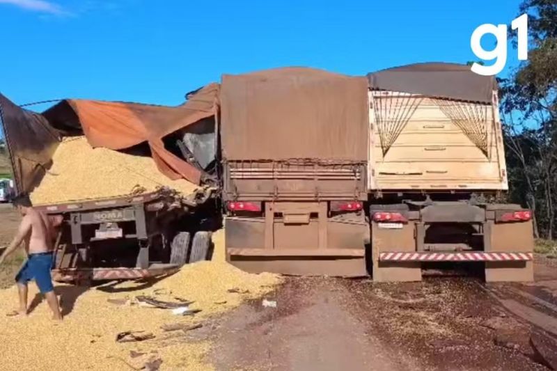 Acidente envolvendo 6 carretas deixa um morto na BR-364 em MT Acidente envolvendo 6 carretas deixa um morto na BR-364 em MT
