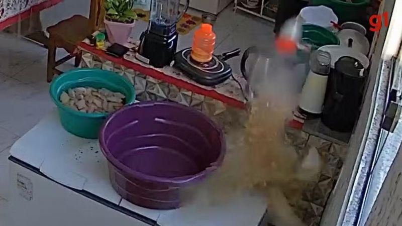 Susto: Garrafa pet de refrigerante explode e assusta casal em Jaru; vídeo Susto: Garrafa pet de refrigerante explode e assusta casal em Jaru; vídeo