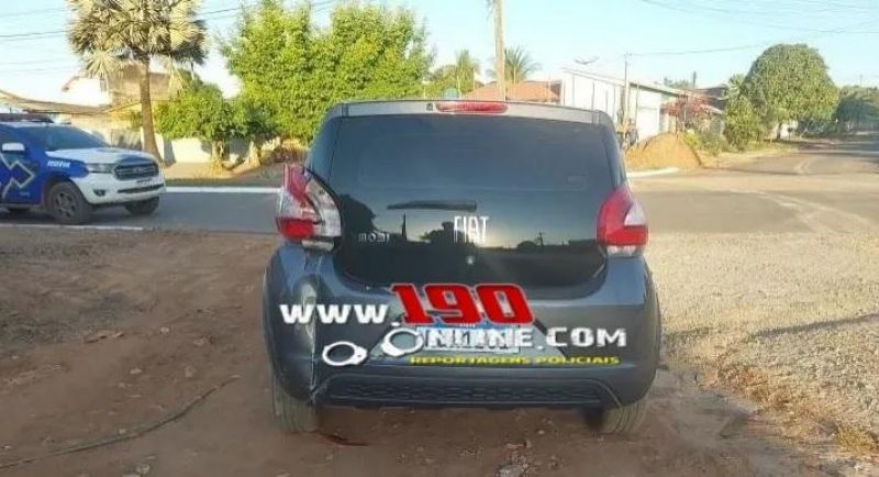 Carro desce sozinho e colide com portão de residência após possível falha no freio de mão, em Alta Floresta Carro desce sozinho e colide com portão de residência após possível falha no freio de mão, em Alta Floresta