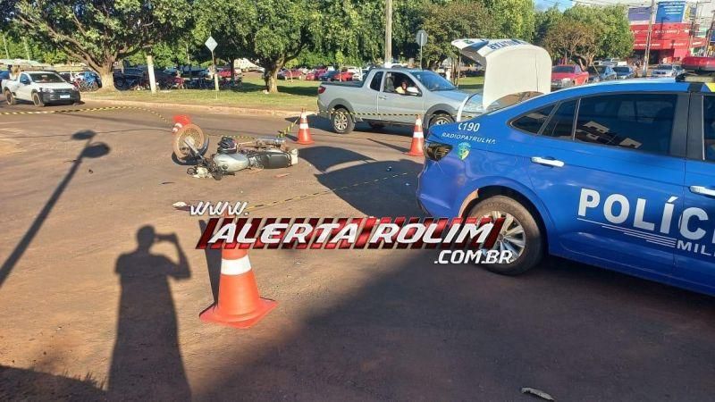Colisão entre moto e carro deixa uma pessoa ferida no Centro de Rolim de Moura Colisão entre moto e carro deixa uma pessoa ferida no Centro de Rolim de Moura