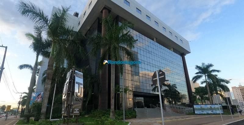 Médico que acumulou cargo é condenado a devolver mais de R$ 400 mil a três municípios Médico que acumulou cargo é condenado a devolver mais de R$ 400 mil a três municípios