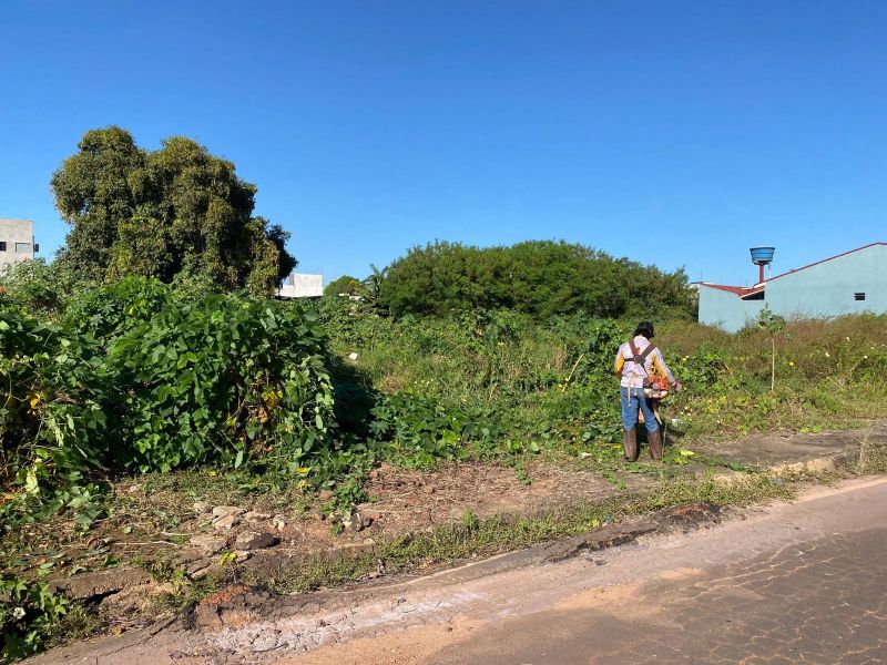 Prefeitura limpa terreno baldio e multa proprietário em 1.800 reais em Rolim de Moura Prefeitura limpa terreno baldio e multa proprietário em 1.800 reais em Rolim de Moura