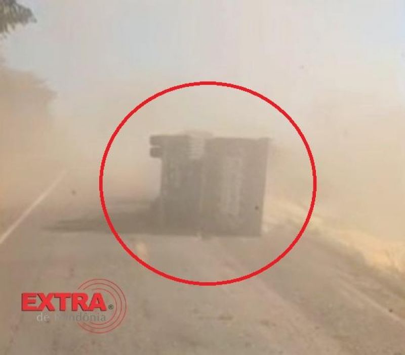 Vagão de carreta carregada com milho se desprende e tomba na BR-364, em Pimenta Bueno; vídeo Vagão de carreta carregada com milho se desprende e tomba na BR-364, em Pimenta Bueno; vídeo