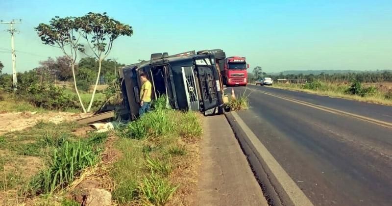 Caminhão boiadeiro tombou na BR-364 durante a madrugada, em Cacoal Caminhão boiadeiro tombou na BR-364 durante a madrugada, em Cacoal