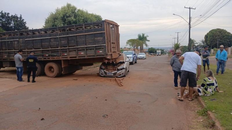 Carro fica parcialmente destruído após colidir na traseira de caminhão, em Rolim de Moura Carro fica parcialmente destruído após colidir na traseira de caminhão, em Rolim de Moura