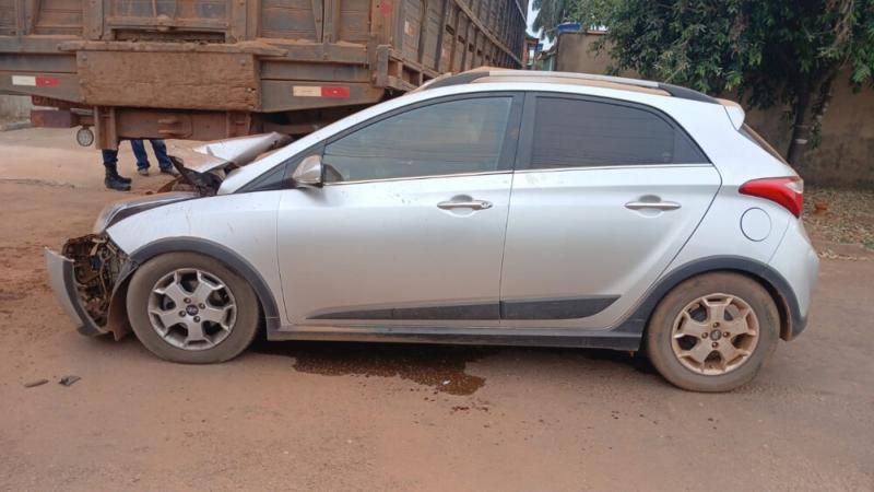 Carro fica parcialmente destruído após colidir na traseira de caminhão, em Rolim de Moura Carro fica parcialmente destruído após colidir na traseira de caminhão, em Rolim de Moura