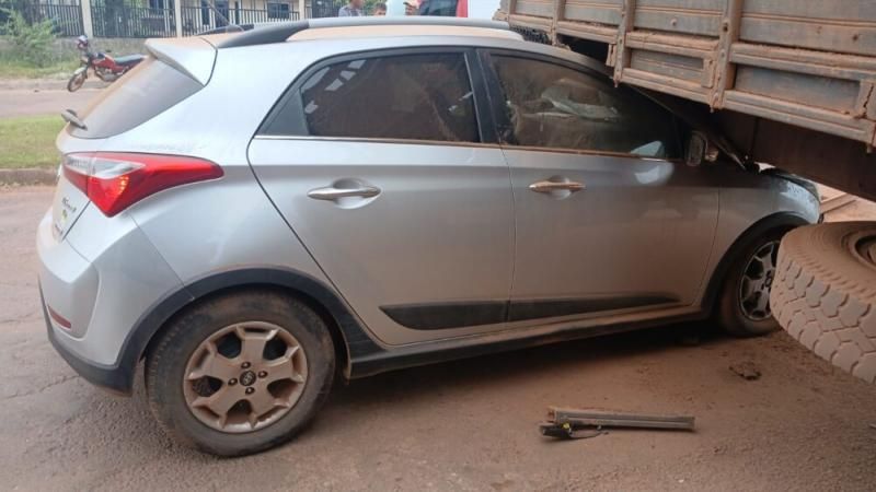 Carro fica parcialmente destruído após colidir na traseira de caminhão, em Rolim de Moura Carro fica parcialmente destruído após colidir na traseira de caminhão, em Rolim de Moura