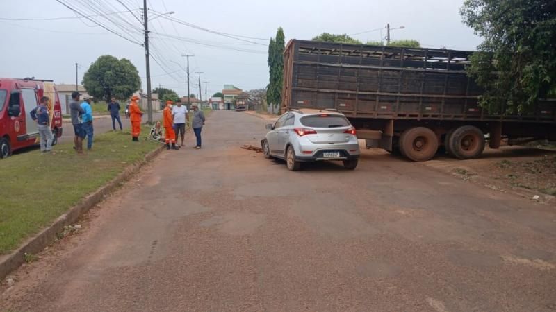 Carro fica parcialmente destruído após colidir na traseira de caminhão, em Rolim de Moura Carro fica parcialmente destruído após colidir na traseira de caminhão, em Rolim de Moura