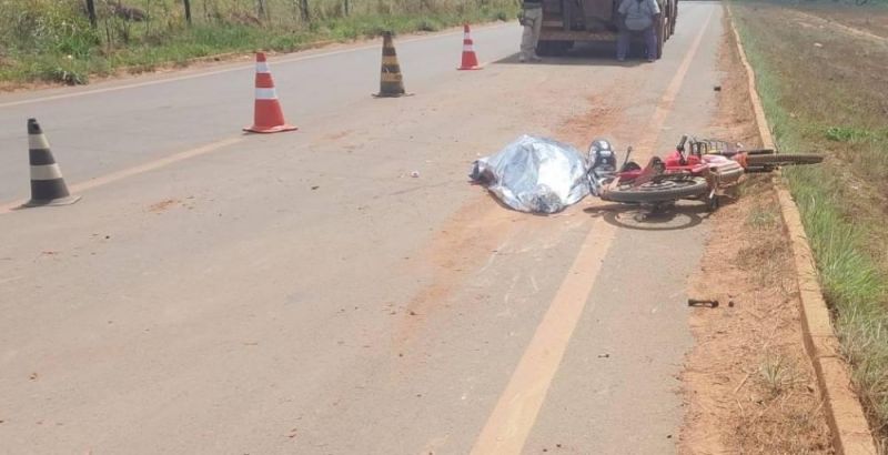 casal é atingido por carreta e mulher morre no local em Vilhena casal é atingido por carreta e mulher morre no local em Vilhena