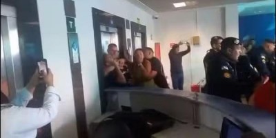 Empurra-empurra e gritos de protesto: professores em greve ocupam prédio do CPA e são... Empurra-empurra e gritos de protesto: professores em greve ocupam prédio do CPA e são...