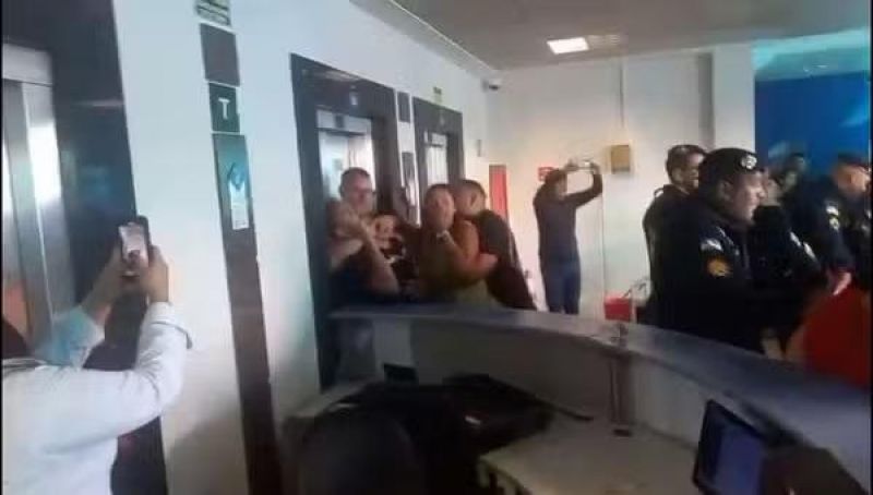 Empurra-empurra e gritos de protesto: professores em greve ocupam prédio do CPA e são contidos por seguranças Empurra-empurra e gritos de protesto: professores em greve ocupam prédio do CPA e são contidos por seguranças