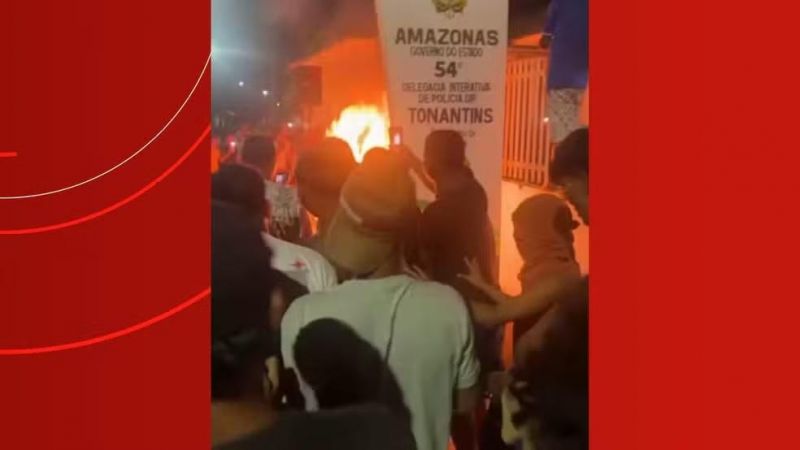 Homem é atacado e queimado vivo pela população após matar companheira e esfaquear enteada no AM; vídeo Homem é atacado e queimado vivo pela população após matar companheira e esfaquear enteada no AM; vídeo