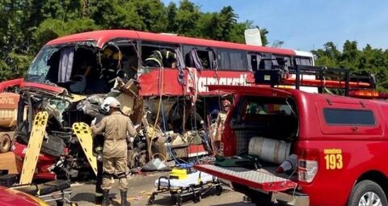 Identificados todos os 11 mortos da colisão entre ônibus e carreta no Mato Grosso Identificados todos os 11 mortos da colisão entre ônibus e carreta no Mato Grosso