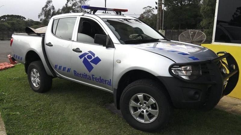 Paraguaios são flagrados com drogas em carro falso da Receita Federal Paraguaios são flagrados com drogas em carro falso da Receita Federal
