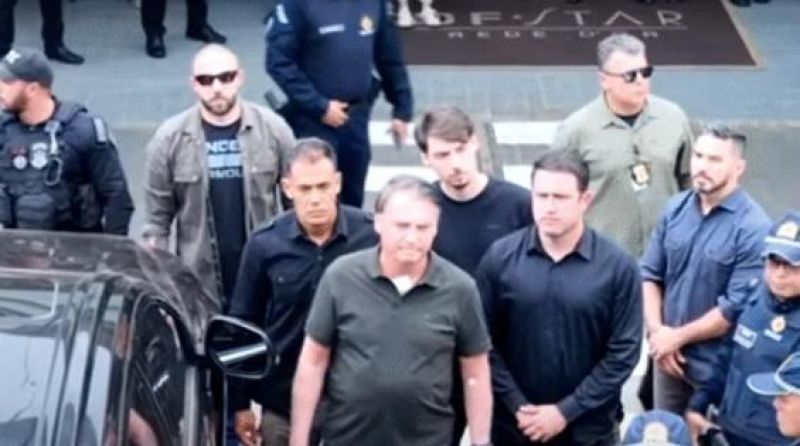 Bolsonaro deixa hospital após passar por procedimento na pele Bolsonaro deixa hospital após passar por procedimento na pele