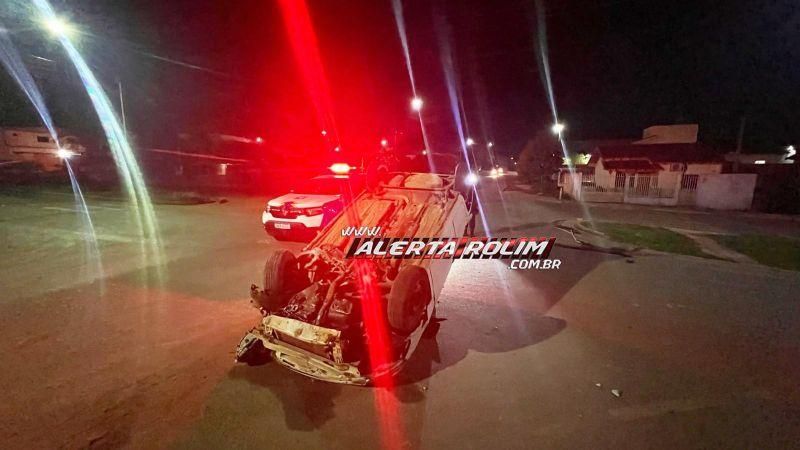 Carro capota após bater em meio-fio no bairro Centenário em Rolim de Moura Carro capota após bater em meio-fio no bairro Centenário em Rolim de Moura
