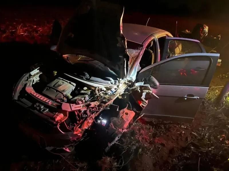Dois homens morrem na hora após colisão entre carro e moto próximo a Cerejeiras Dois homens morrem na hora após colisão entre carro e moto próximo a Cerejeiras