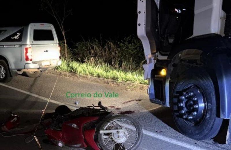 Motociclista morre após ser atingida por caminhão na BR-429 Motociclista morre após ser atingida por caminhão na BR-429