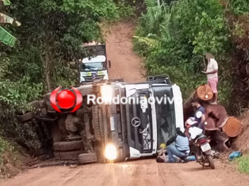 Motorista de caminhão evita colisão com ônibus escolar e tomba veículo Motorista de caminhão evita colisão com ônibus escolar e tomba veículo