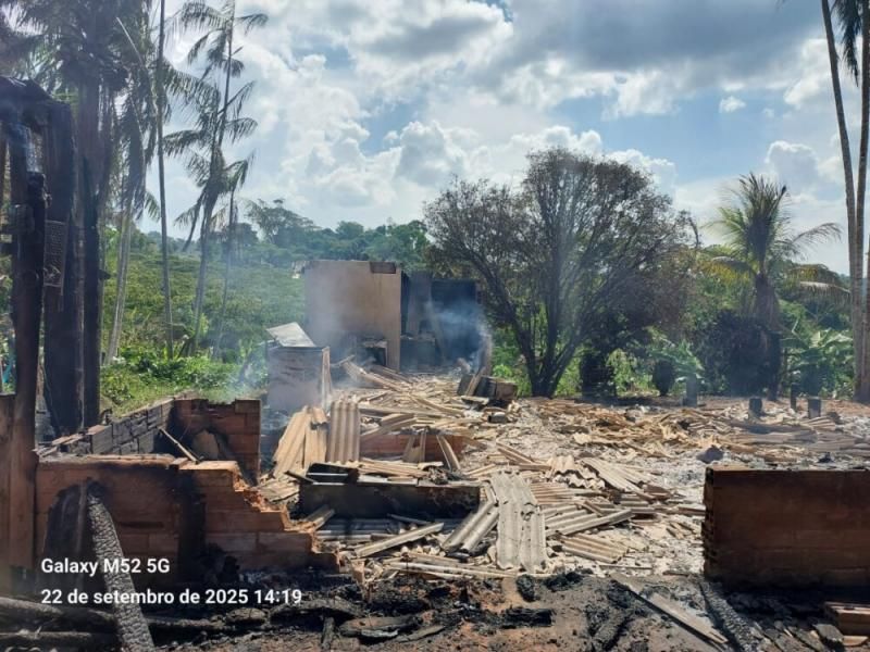 Nova Brasilândia Família de agricultores perdem tudo após terem casa destruída por fogo no travessão da 21 Nova Brasilândia Família de agricultores perdem tudo após terem casa destruída por fogo no travessão da 21