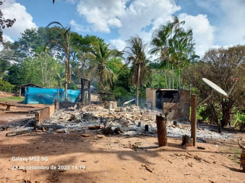 Nova Brasilândia Família de agricultores perdem tudo após terem casa destruída por fogo no travessão da 21 Nova Brasilândia Família de agricultores perdem tudo após terem casa destruída por fogo no travessão da 21