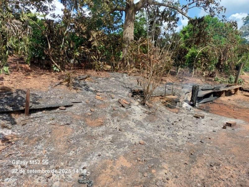Nova Brasilândia Família de agricultores perdem tudo após terem casa destruída por fogo no travessão da 21 Nova Brasilândia Família de agricultores perdem tudo após terem casa destruída por fogo no travessão da 21