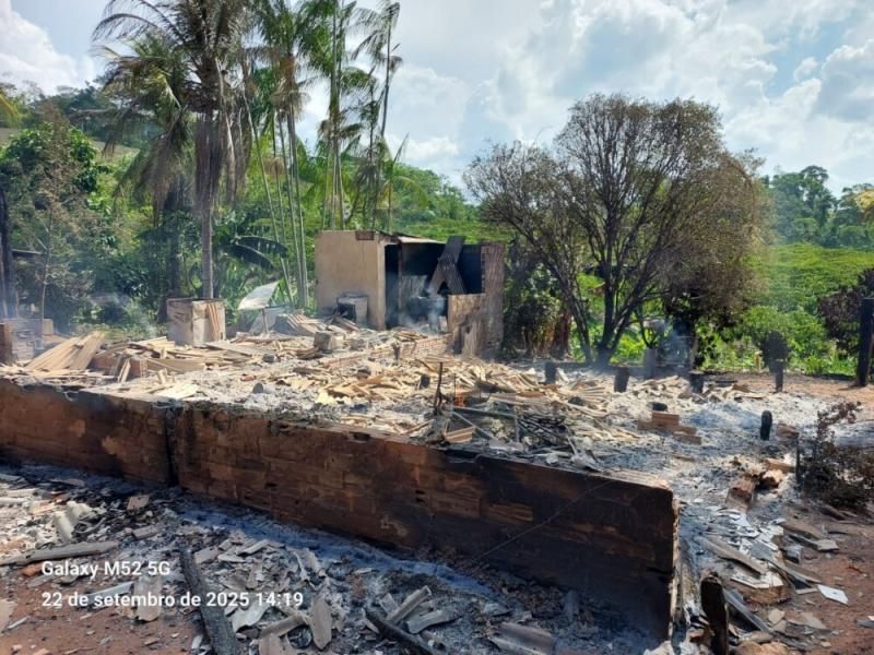 Nova Brasilândia Família de agricultores perdem tudo após terem casa destruída por fogo no travessão da 21 Nova Brasilândia Família de agricultores perdem tudo após terem casa destruída por fogo no travessão da 21