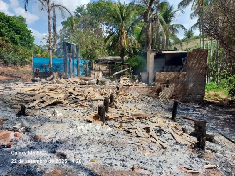 Nova Brasilândia Família de agricultores perdem tudo após terem casa destruída por fogo no travessão da 21 Nova Brasilândia Família de agricultores perdem tudo após terem casa destruída por fogo no travessão da 21
