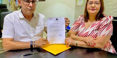 ROLIM DE MOURA: Prefeito Aldo Júlio e a secretária Sandra Miranda assinam ordem de... ROLIM DE MOURA: Prefeito Aldo Júlio e a secretária Sandra Miranda assinam ordem de...