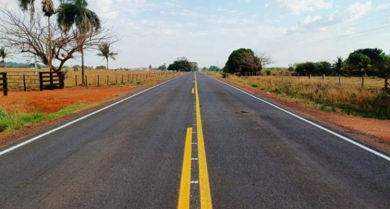 Trecho que interliga Cerejeiras a Corumbiara recebe do governo de RO 22 km de sinalização e microrrevestimento Trecho que interliga Cerejeiras a Corumbiara recebe do governo de RO 22 km de sinalização e microrrevestimento