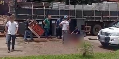 ACIDENTE: Barco cai de caminhão e atinge motorista, que morre em Ariquemes ACIDENTE: Barco cai de caminhão e atinge motorista, que morre em Ariquemes