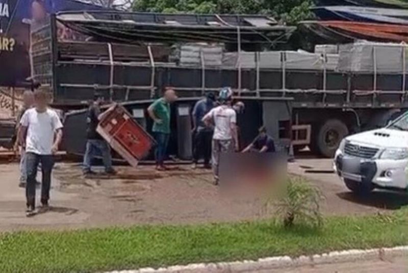 ACIDENTE: Barco cai de caminhão e atinge motorista, que morre em Ariquemes ACIDENTE: Barco cai de caminhão e atinge motorista, que morre em Ariquemes