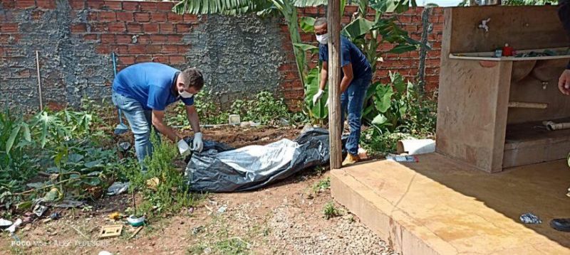 Corpo em estado de decomposição foi encontrado enterrado em residência no bairro Boa Esperança, em Rolim de Moura Corpo em estado de decomposição foi encontrado enterrado em residência no bairro Boa Esperança, em Rolim de Moura