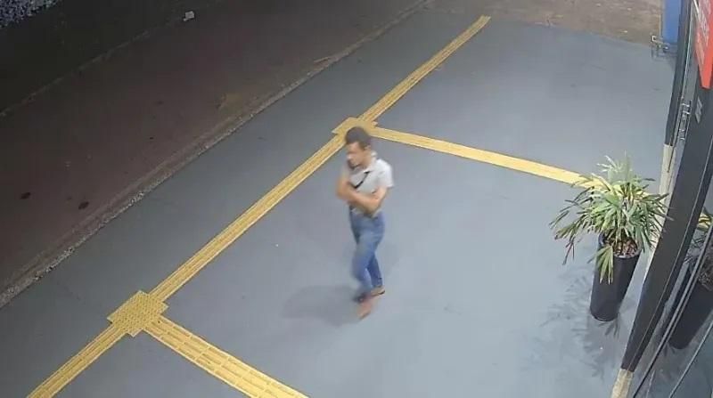Criminoso invade loja de uniformes e furta cheque de R$ 3,6 mil em Rolim de Moura Criminoso invade loja de uniformes e furta cheque de R$ 3,6 mil em Rolim de Moura