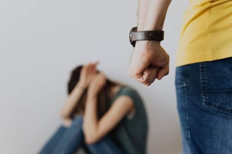 Esposa é agredida por não deixar marido ver conversas no whatsapp Esposa é agredida por não deixar marido ver conversas no whatsapp