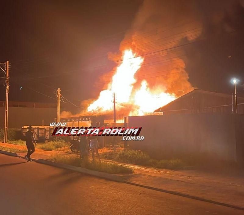 Incêndio atingiu residência no bairro Olímpico em Rolim de Moura Incêndio atingiu residência no bairro Olímpico em Rolim de Moura