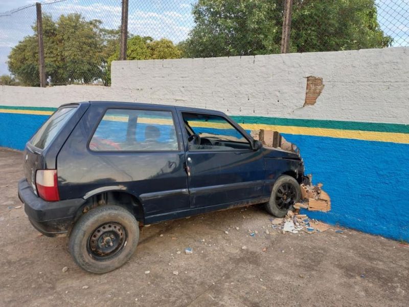 Jaru: motorista sem CNH colide contra muro de escola estadual e é flagrado embriagado Jaru: motorista sem CNH colide contra muro de escola estadual e é flagrado embriagado
