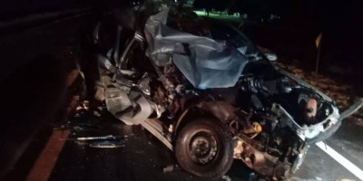 Jovem morre após grave colisão com caminhão na BR-364; motorista fugiu do local Jovem morre após grave colisão com caminhão na BR-364; motorista fugiu do local
