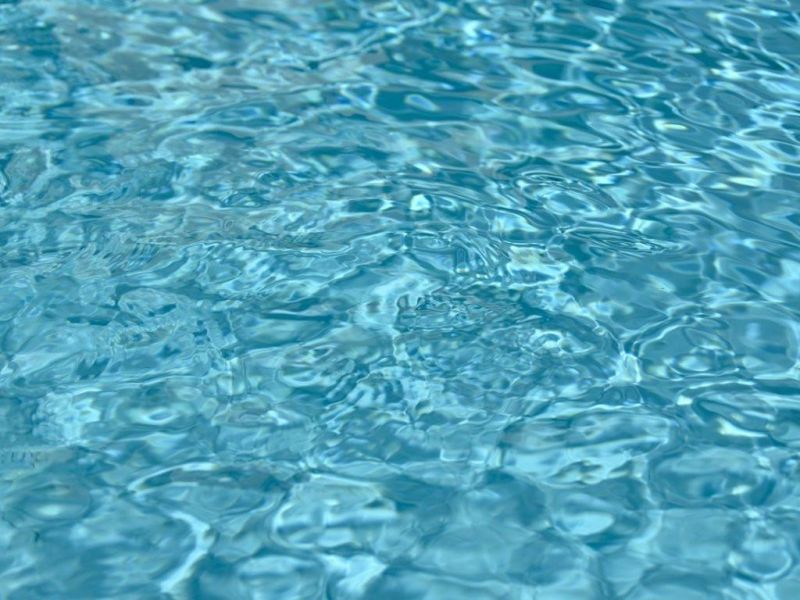 Menina de 1 ano e 9 meses morre após se afogar em piscina infantil Menina de 1 ano e 9 meses morre após se afogar em piscina infantil