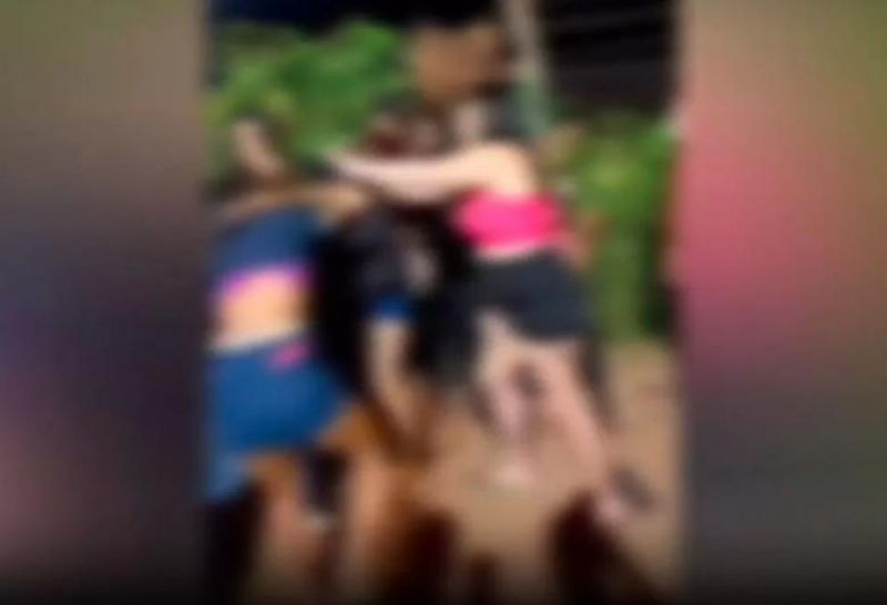 Mulher ameaça rival com facão e foge antes da chegada da PM Mulher ameaça rival com facão e foge antes da chegada da PM
