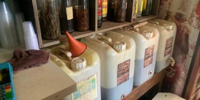 Polícia Civil e Vigilância Sanitária interditam fábrica clandestina de bebidas... Polícia Civil e Vigilância Sanitária interditam fábrica clandestina de bebidas...