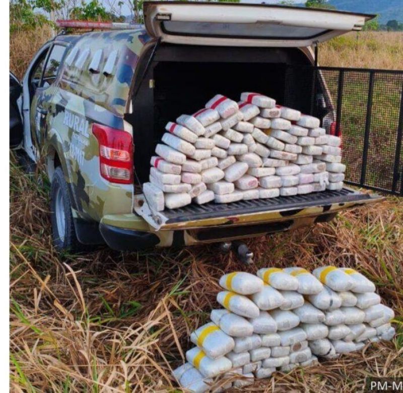 Polícia Militar e PRF apreendem 127 quilos de maconha e causam prejuízo de R$ 1,2 milhão ao crime Polícia Militar e PRF apreendem 127 quilos de maconha e causam prejuízo de R$ 1,2 milhão ao crime