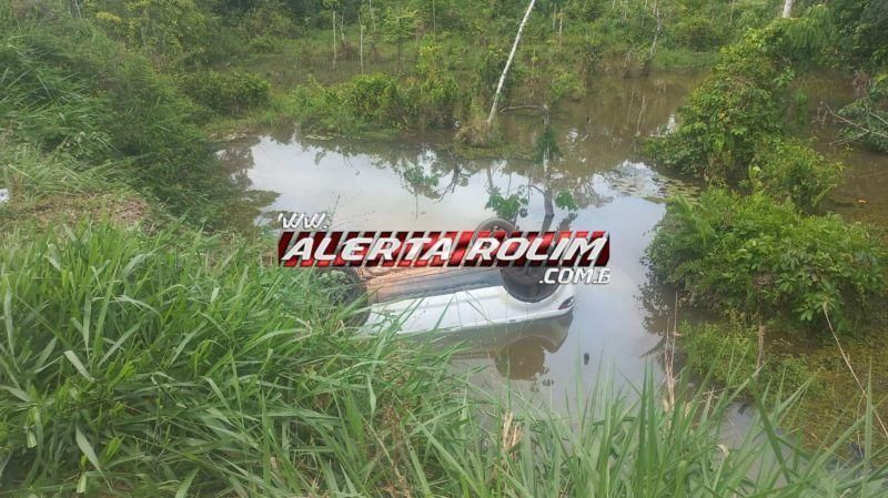 Veículo é encontrado dentro de rio na zona rural de Rolim de Moura Veículo é encontrado dentro de rio na zona rural de Rolim de Moura