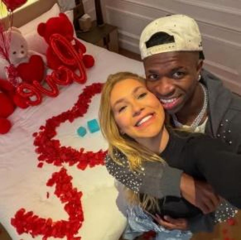 Vini Jr. faz publicação romântica com Virgínia: "Love" Vini Jr. faz publicação romântica com Virgínia: "Love"