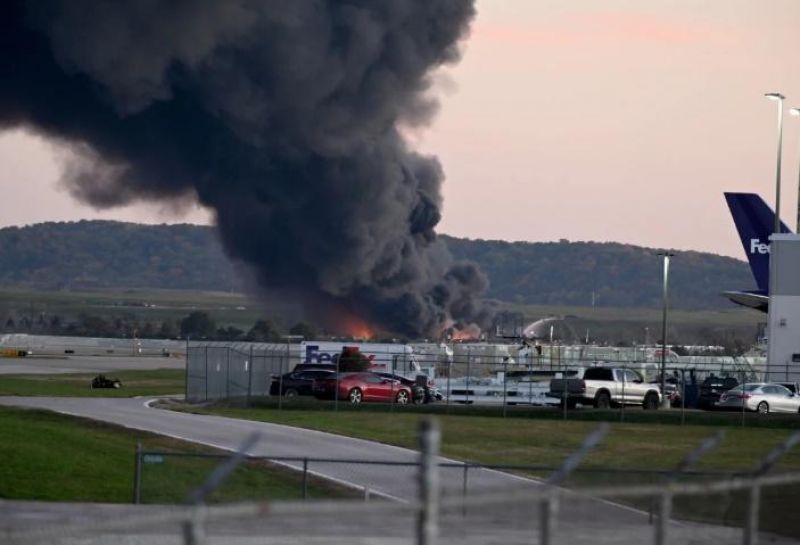 Avião de carga cai perto de aeroporto nos EUA e explode Avião de carga cai perto de aeroporto nos EUA e explode