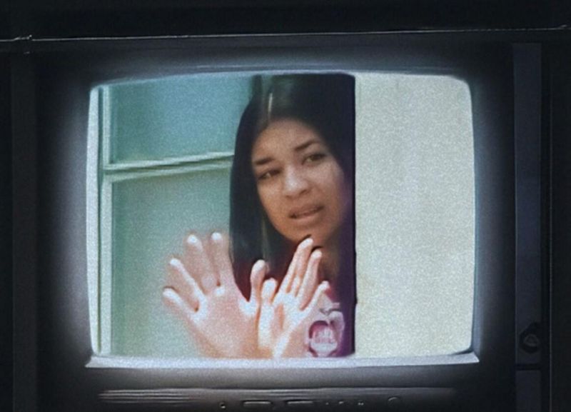 CASO ELOÁ: REFÉM AO VIVO - Documentário explora falhas da polícia e da imprensa CASO ELOÁ: REFÉM AO VIVO - Documentário explora falhas da polícia e da imprensa