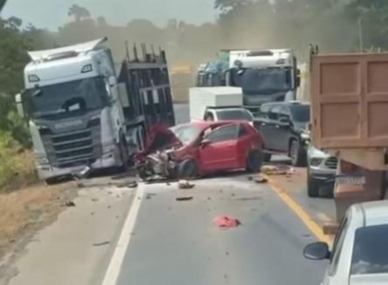 Jaru: Punto fica destruído após colisão com caminhão cegonha na BR-364 Jaru: Punto fica destruído após colisão com caminhão cegonha na BR-364