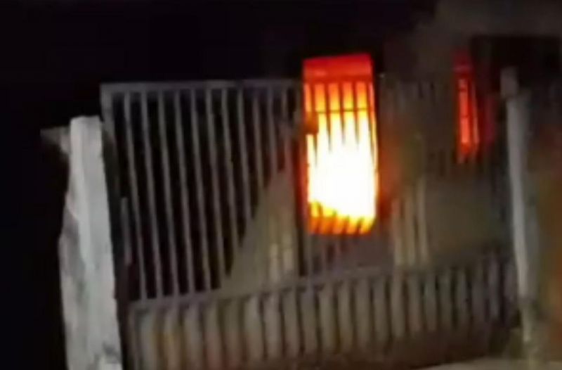 Criminoso esfaqueou idosa de 82 anos, filha dela de 37 e o neto de 14 anos, antes de incendiar os corpos Criminoso esfaqueou idosa de 82 anos, filha dela de 37 e o neto de 14 anos, antes de incendiar os corpos